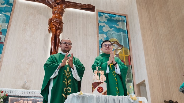 Arya1 sblum potong kue PAKAI---